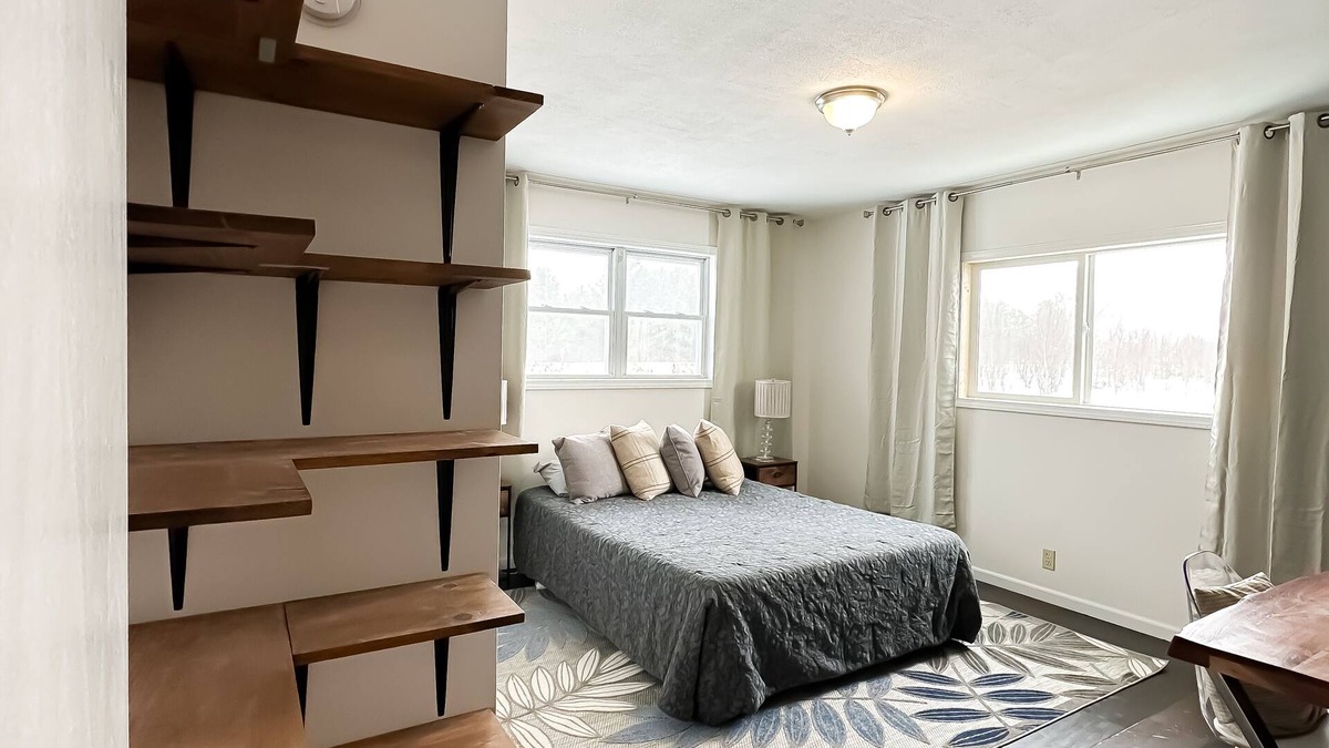 Cadillac House | NEWLY Updated house 3 min to Lake Cadillac & Mitchell, KING bed. Lots of parking