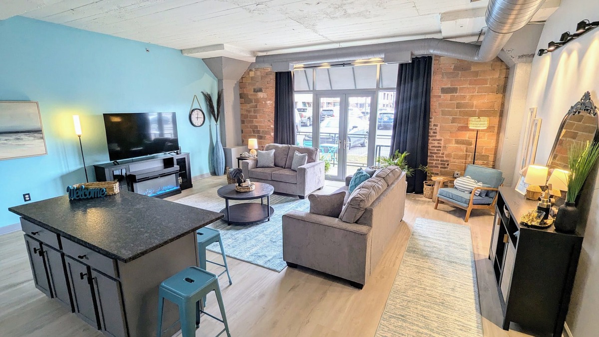 Sandusky Condo | NEWLY UPDATED LIFE ON THE BAY-GET-AWAY SLEEPS 4