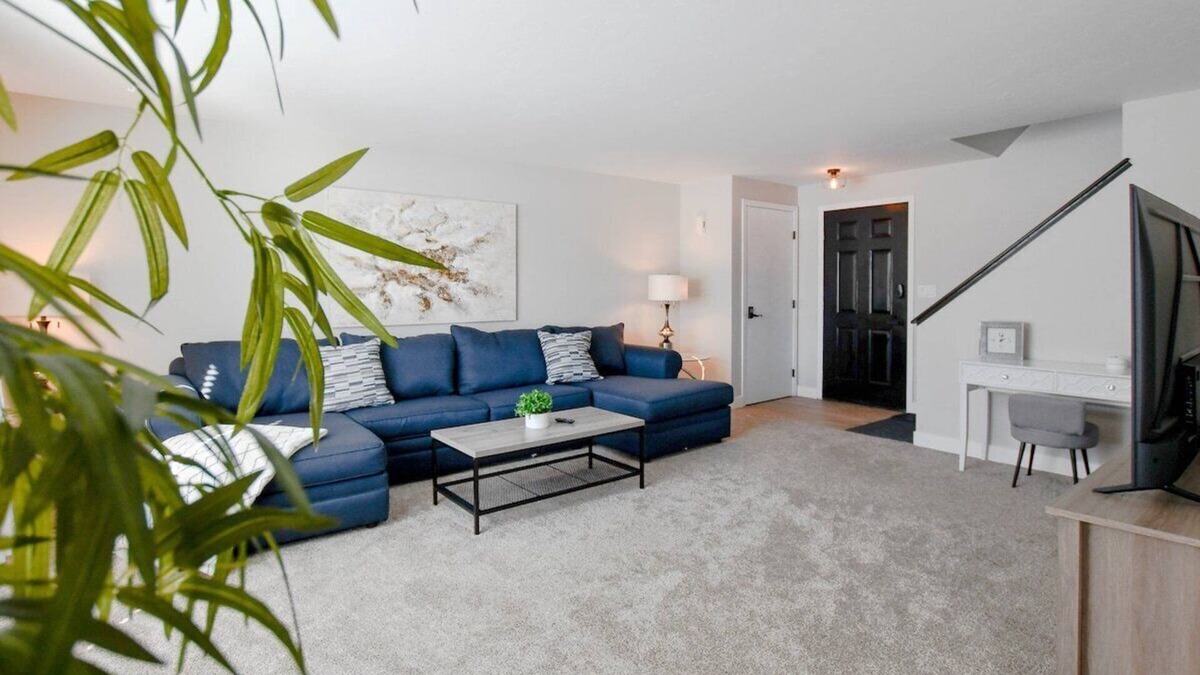 De Pere House | Newly Updated, Spacious Condo