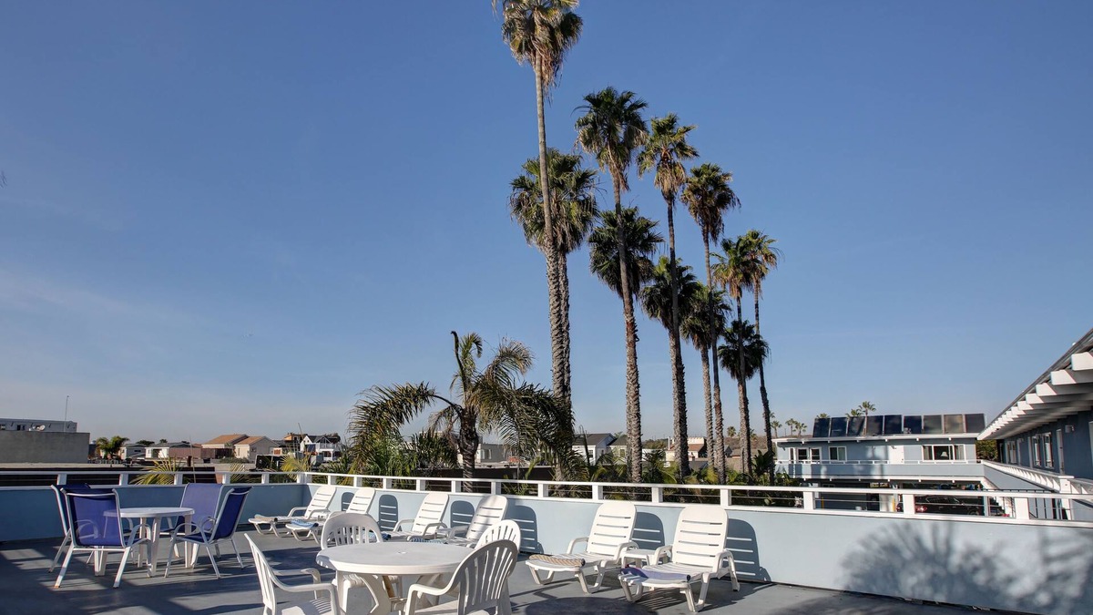 Newport Shores Hotel | Newport Channel Inn - Near Huntington State Beach