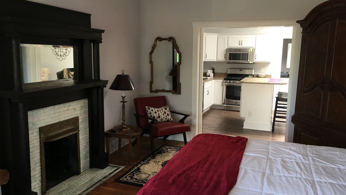 Newport Apartment | NEWPORT INN #1 - NO CLEANING FEES! FREE PARKING! WALK TO GAMES AND CONCERTS!