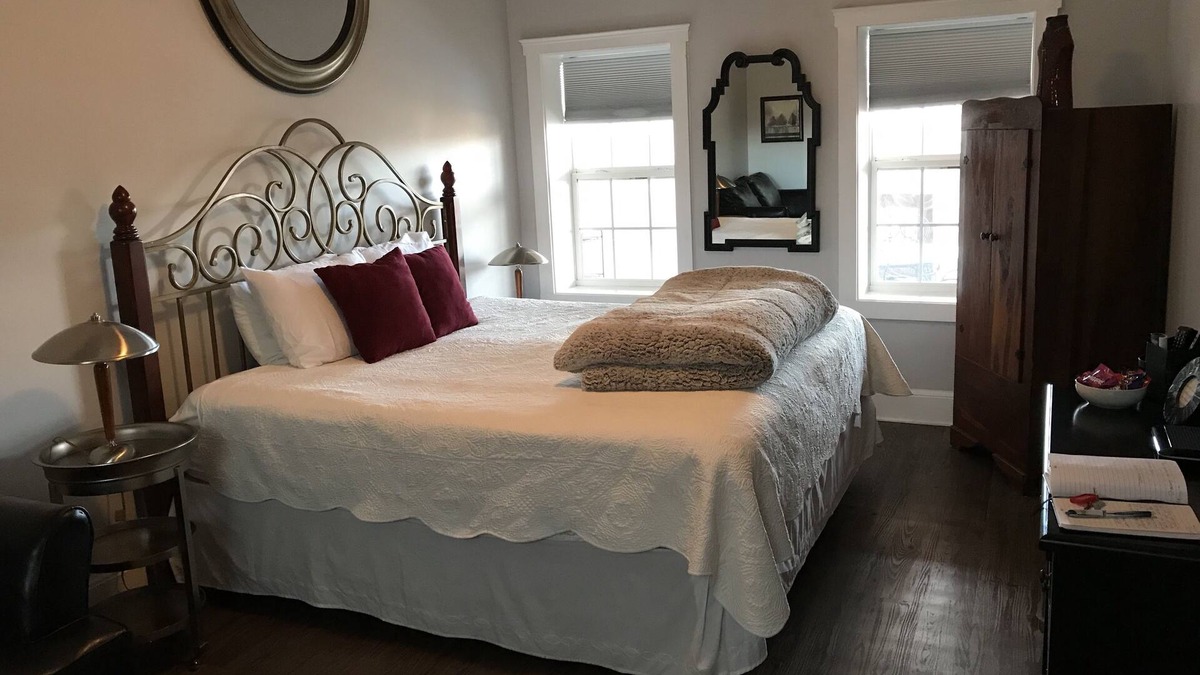 Newport Apartment | NEWPORT INN #2 - NO CLEANING FEES! FREE PARKING! WALK TO GAMES AND CONCERTS!