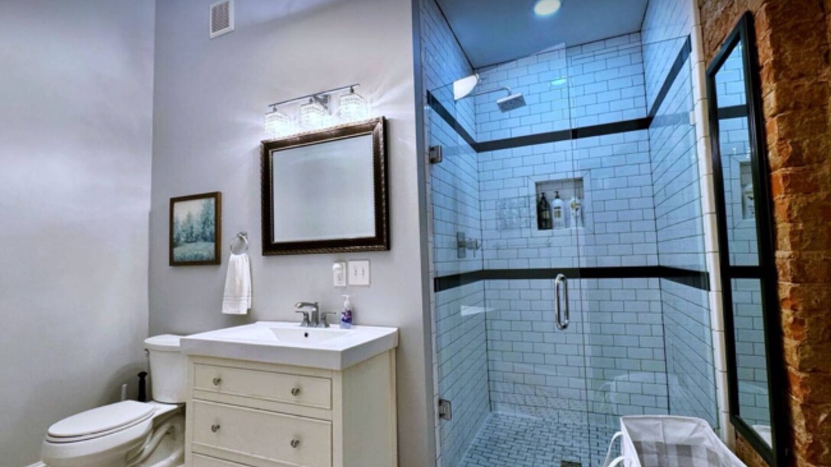 Newport Apartment | NEWPORT INN #4 - NO CLEANING FEES! FREE PARKING! WALK TO GAMES AND CONCERTS!