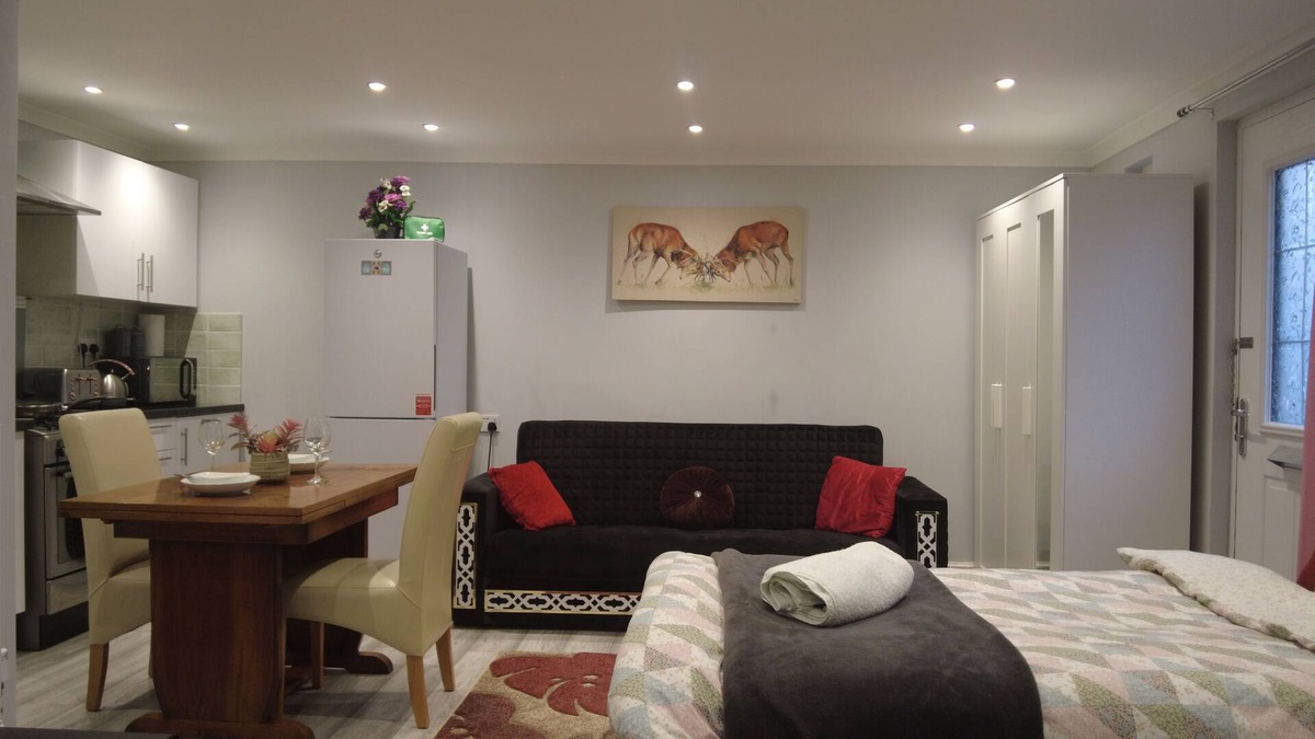 Newport Apartment | Newport rental property,Furnished studio Near train station Free Wifi-Parrking.