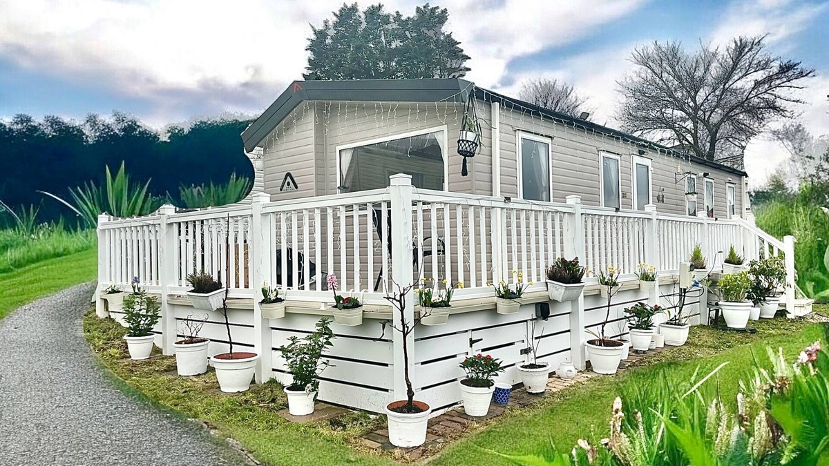 Newquay Cabin | Newquay Seaside Lodge Retreat with Hot Tub