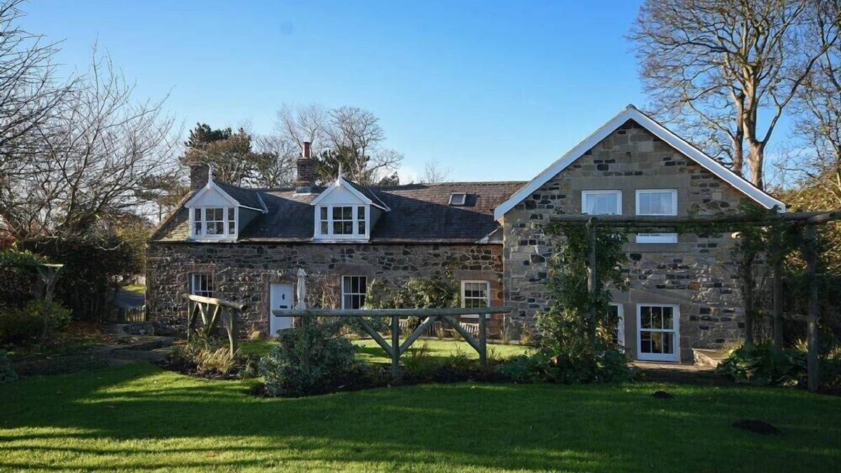 Newton by the Sea Cottage | NEWTON COTTAGE, pet friendly, with a garden in Newton-By-The-Sea