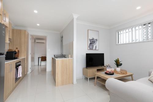 Rocklea Apartment | Next to a Disk Golf Course! Shops! AirCon! 139F1