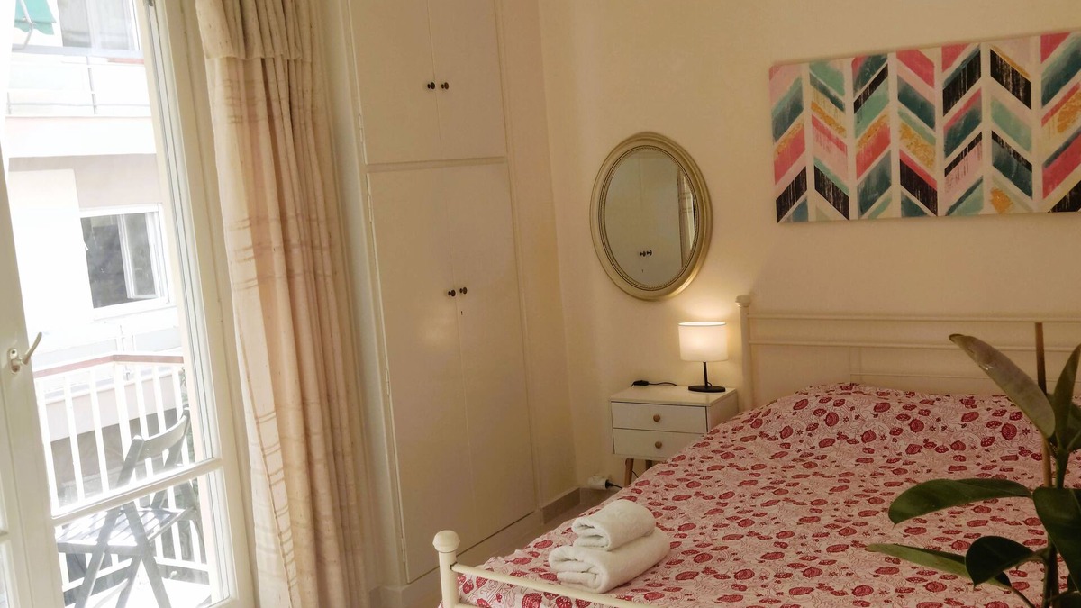 Dafni-Ymittos Apartment | Next to Metro! Bright Apartment with Fully Equipped Kitchen