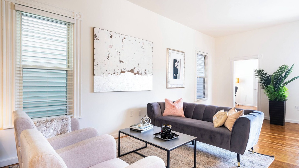 Jeffries Point Apartment | Next to ocean, 5 min to downtown or to the airport by T