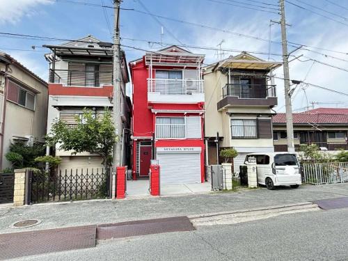Neyagawa House | NEYAGAWA HOUSE!, It is red cute house at 3 min walk from Keihan Kayashima Station, 京阪電車 萱島駅から徒歩3分の所にある赤いかわいい一棟貸しの家です, 家の前の駐車場はサイズ制限あり, サイズ超過は徒歩1分のコインパーキングをご利用下さい,