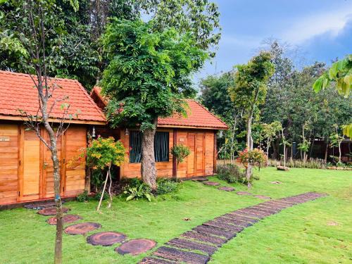 Chau Duc House | Nhà gỗ view suối, view vườn -Khu nghỉ dưỡng sinh thái Nhà Lụa Retreat