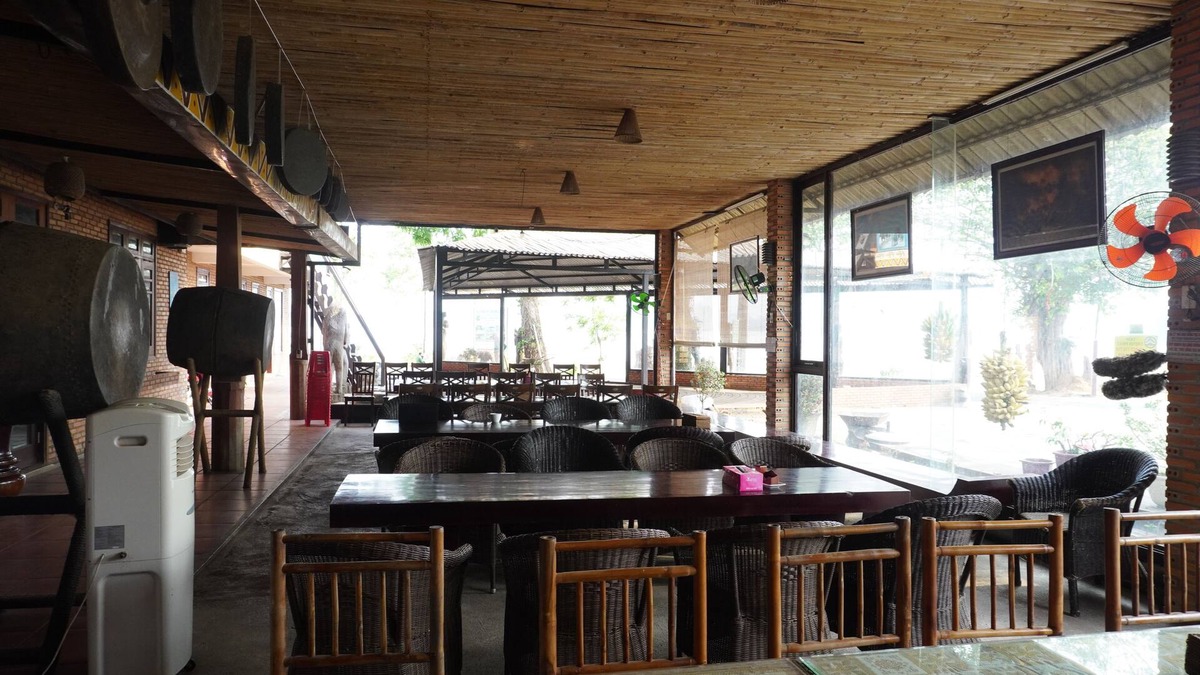 Lien Son House | Nha Nghi Van Long Elephants