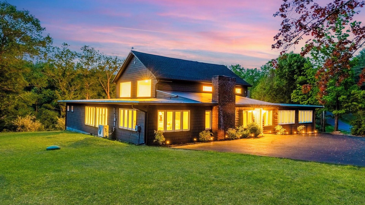 East Durham House | nHot Tub, Game Room, Sauna, Tennis Court, Pond