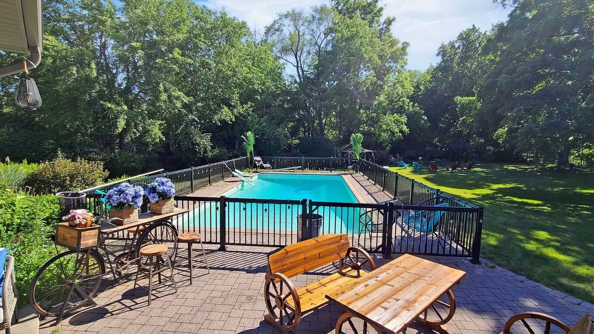 Niagara Falls Ski Chalet | Niagara Chalet with pool (Strictly NO PARTY)