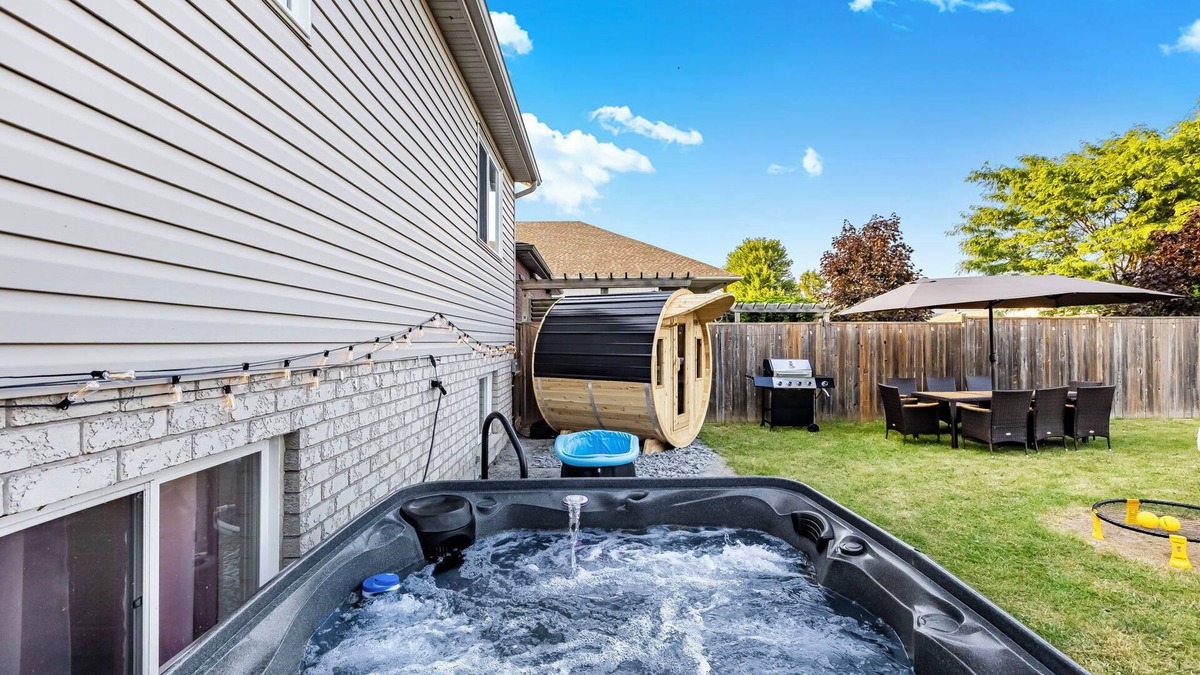 Thorold House | Niagara Retreat|HotTub|Sauna|Games|15 Min to Falls