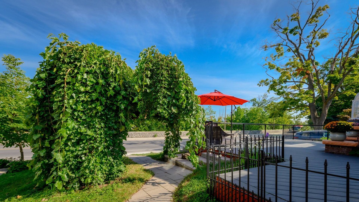 Niagara Falls House | Niagara River&Glenview Home-15MinsWalkToFalls(CAN)