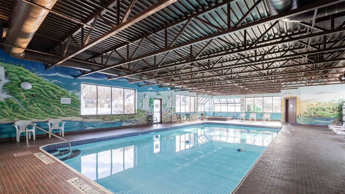 Silvertown Hotel | Niagara River Hotel with Pool- 4 Bedrooms Group