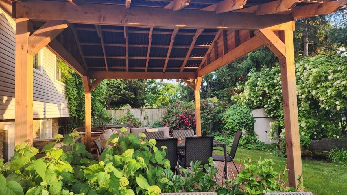 Grantham House | Niagara Wine Region 4 Bedrooms Retreat W/Hot Tub