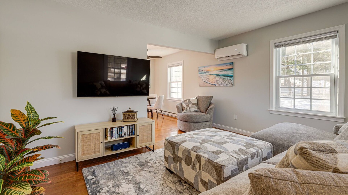Niantic House | Niantic Duplex w/Deck < 1 Mi to Beach + Boardwalk