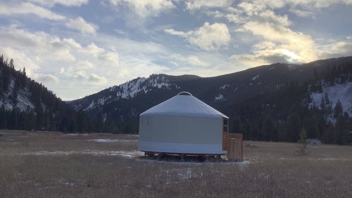 Drummond Cabin | Nice 1-bedroom off grid yurt no Wi-Fi yurt 22 miles up Rock creek.