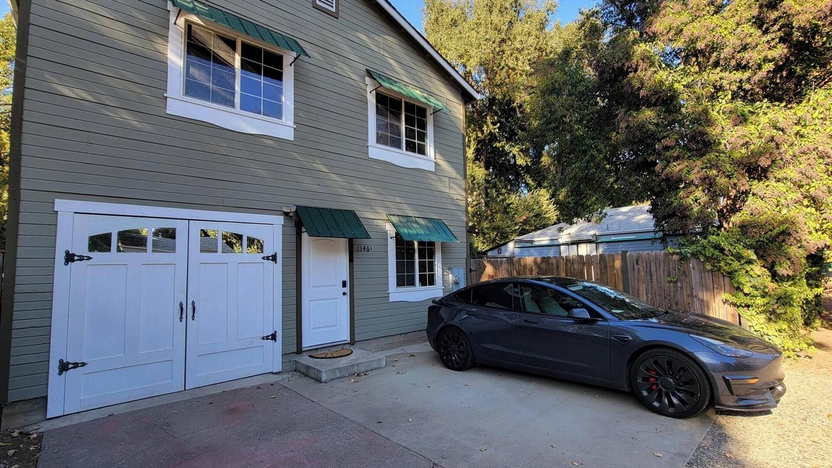 Chico House | Nice 1200 square foot house with private yard in enchanting downtown Chico