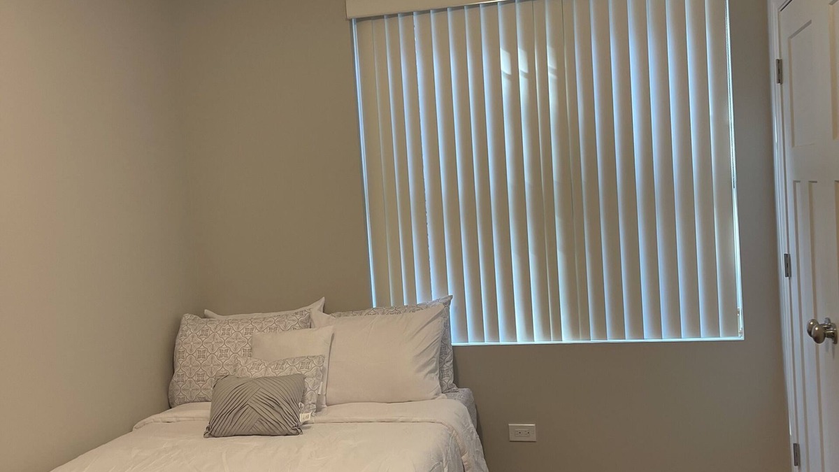 Grand Boulevard Apartment | Nice 2 bedroom 15 minutes to downtown chicago
