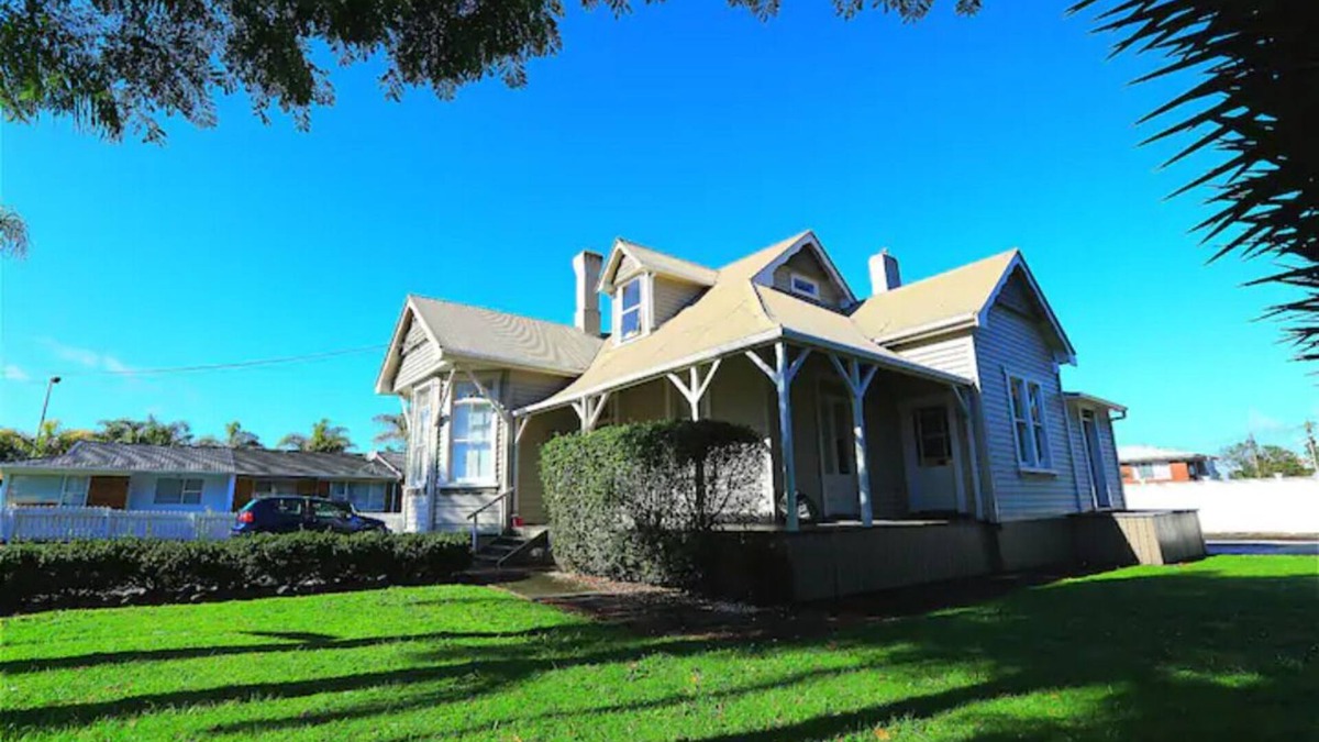 Whangarei Villa | Nice 5 bedrooms villa BNB at Whangarei Town center. Next to supermarket/schools