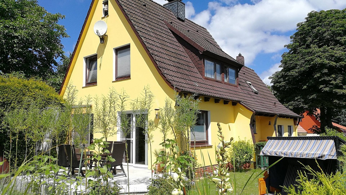 Nordholz House | nice alternative to the tourist stronghold: Fehaus f Fam + dog + garden + lake + fireplace