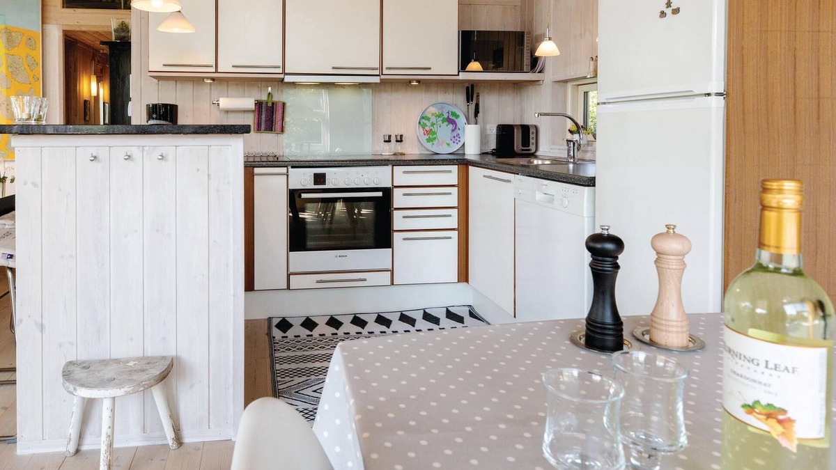 Sklskr House | Nice and bright cottage with a kitchen that is partly open to the dining and living room.