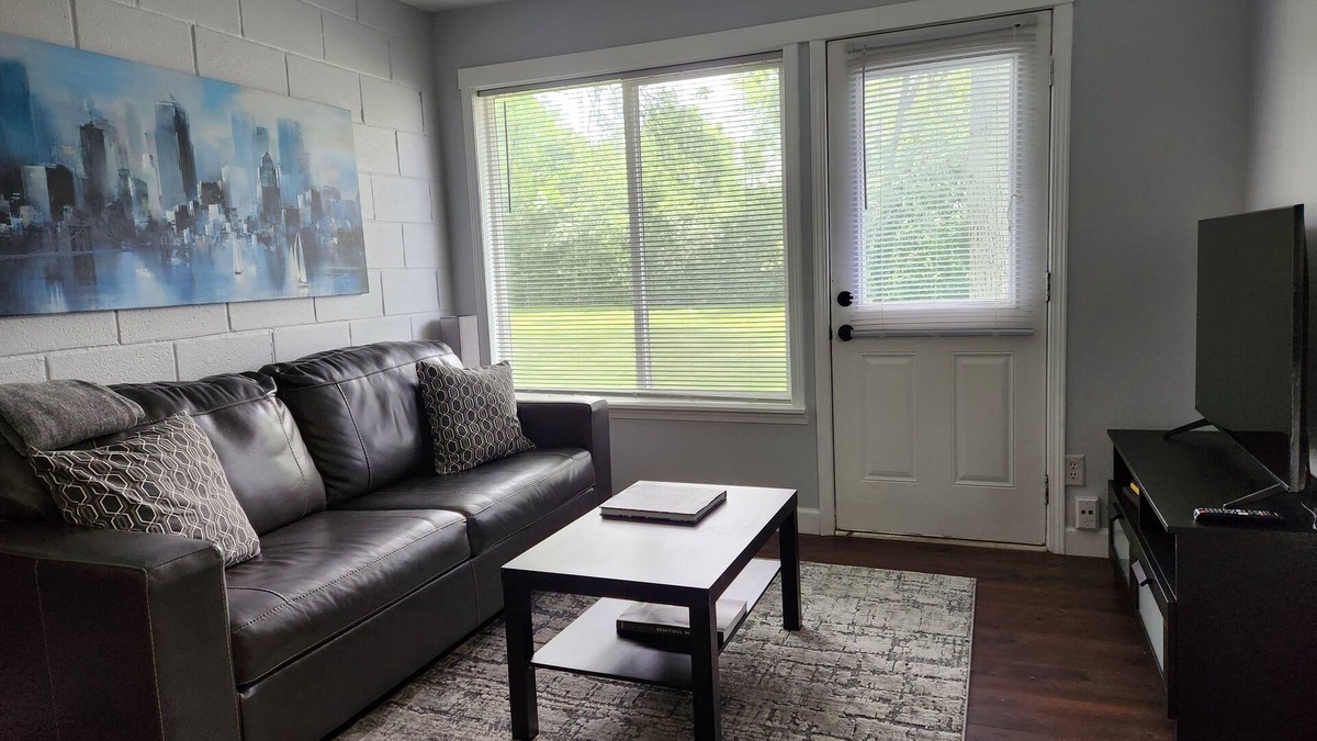 Ypsilanti Apartment | Nice and cozy apartment just 20 min to Detroit Airport and 15 min to Ann Arbor