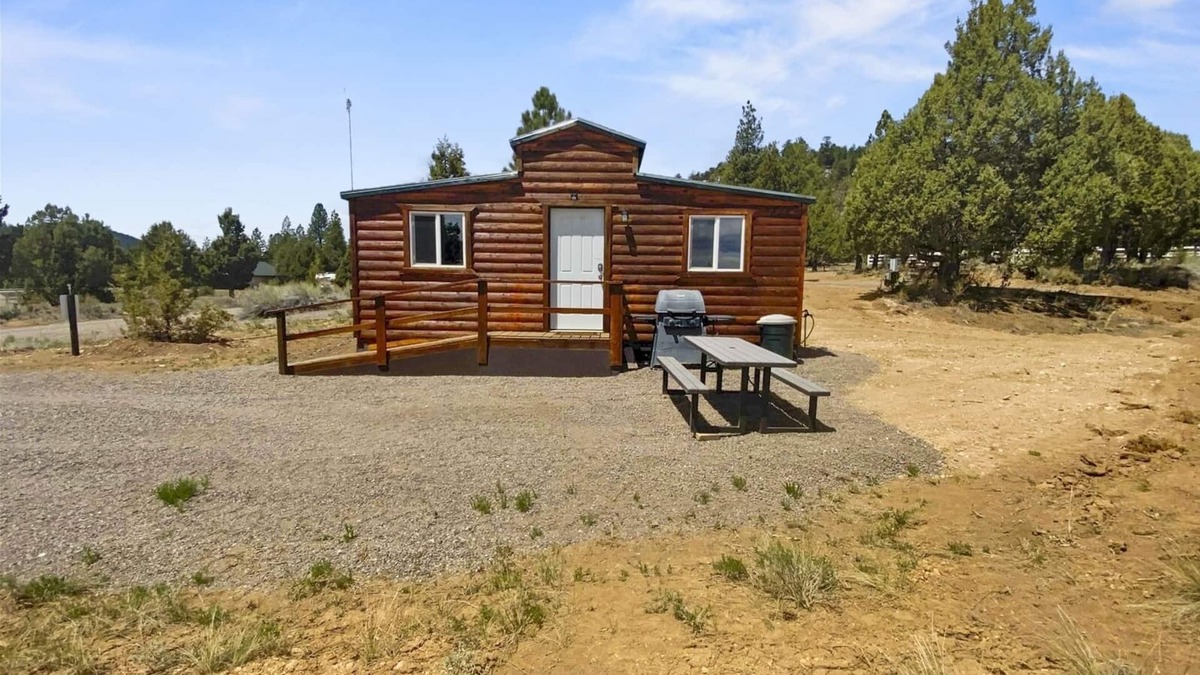 Mammoth Creek House | Nice and Knotty studio cabin perfect location to explore Zion NP & Bryce Canyon
