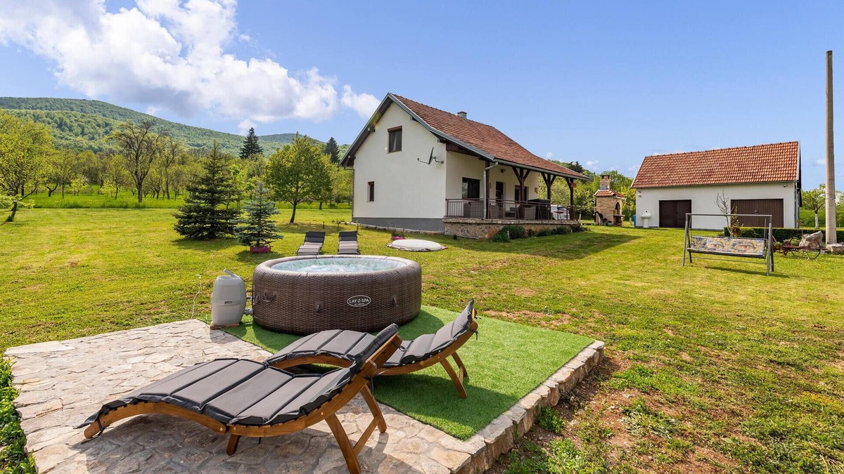 Donji Lapac House | Nice and large cottage in quiet countryside of Lika-Dobroselo.