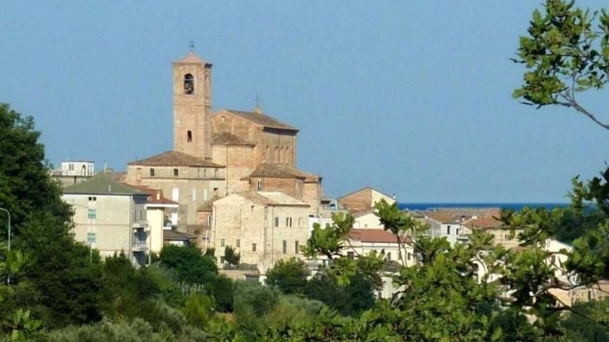 Massignano Apartment | Nice and quiet panoramic apartment in a small village not far from the beaches
