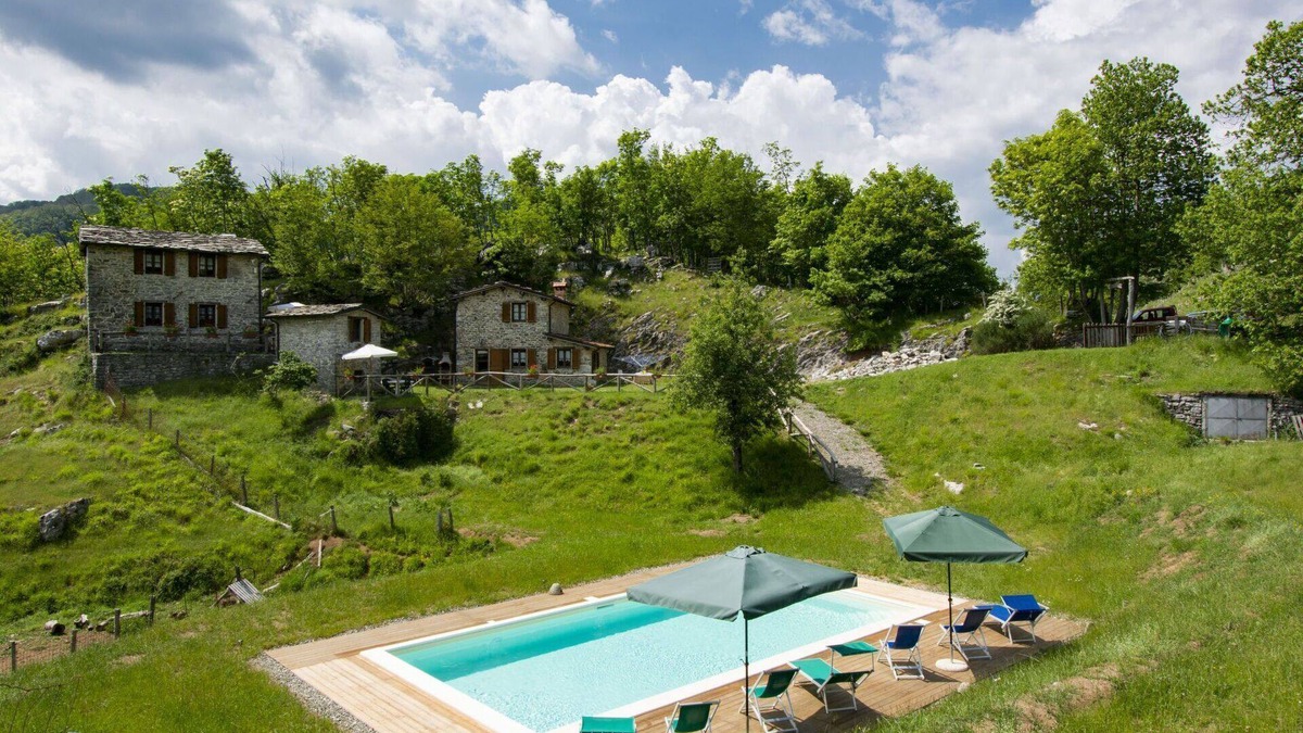 Fabbriche di Vallico Villa | Nice apartment in villa for 6 guests with pool, WIFI, TV, patio, pets allowed and parking