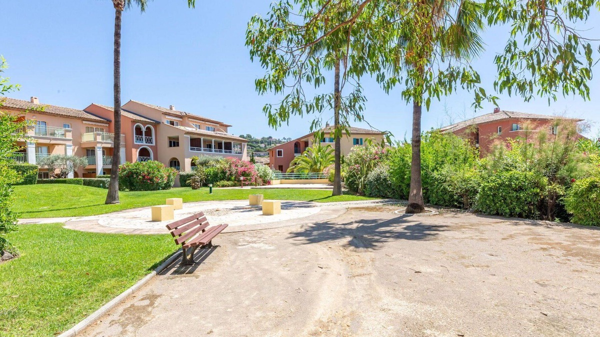 Plage de la Garonnette Apartment | Nice apartment for 4 guests with WIFI, pool, A/C, TV, terrace and parking