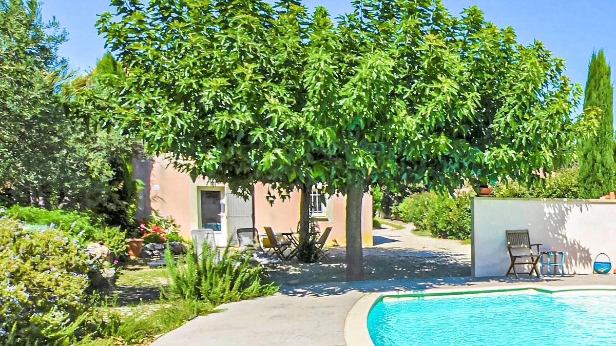 Caumont-sur-Durance Apartment | Nice apartment in Caumont-sur-Durance