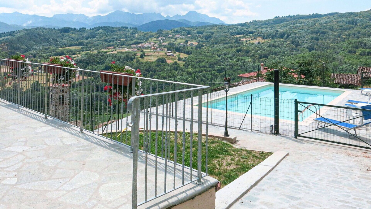 Villa Collemandina Villa | Nice apartment in villa for 5 guests with WIFI, pool, terrace and pets allowed