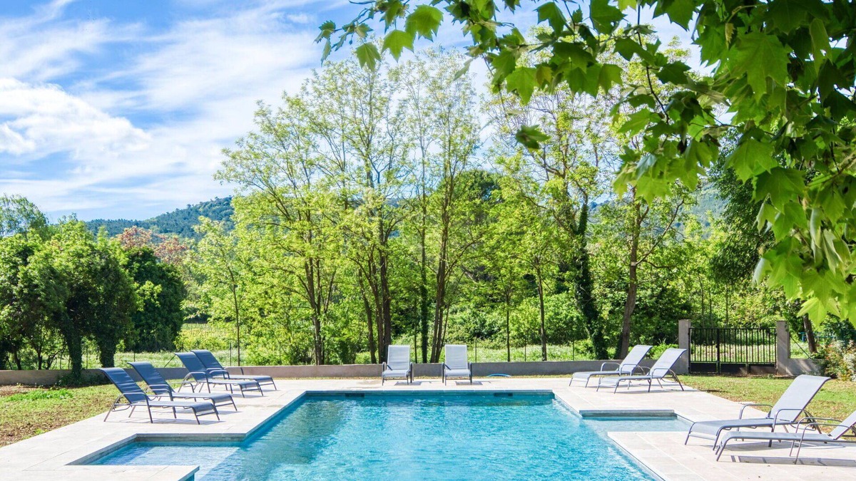 Besse-sur-Issole House | Nice apartment in villa for 4 guests with pool, WIFI, TV, terrace and parking