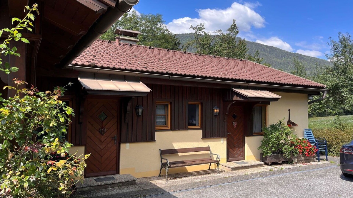 Treffen Villa | Nice apartment in villa for 4 guests with WIFI, TV, terrace and pets allowed