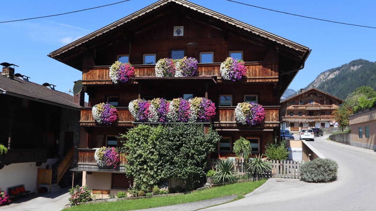 Bruck am Ziller Apartment | Nice apartment in typical Tyrolean style