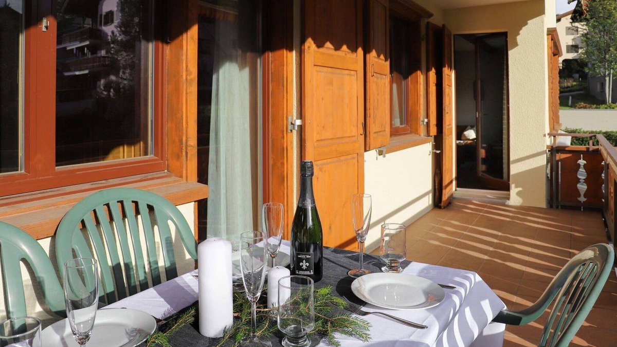 Klosters Platz Apartment | Nice apartment for 5 guests with internet, TV, balcony, pets allowed, panoramic view and parking