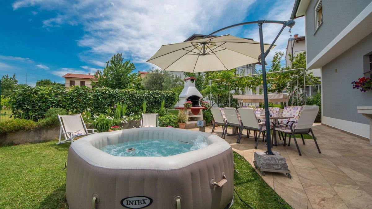 Cikovici Apartment | Nice apartment for 5 people with A/C, hot tub, WIFI, TV, terrace and parking