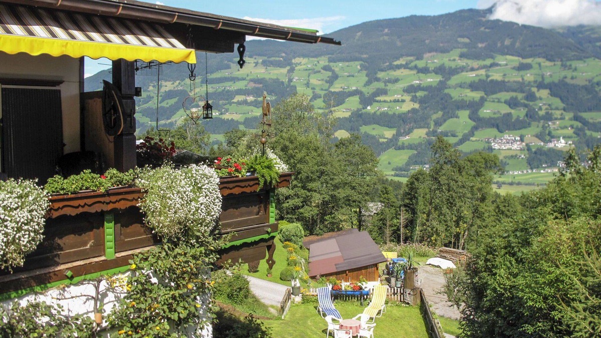 Fuegen Apartment | Nice apartment for 6 guests with WIFI, TV and terrace