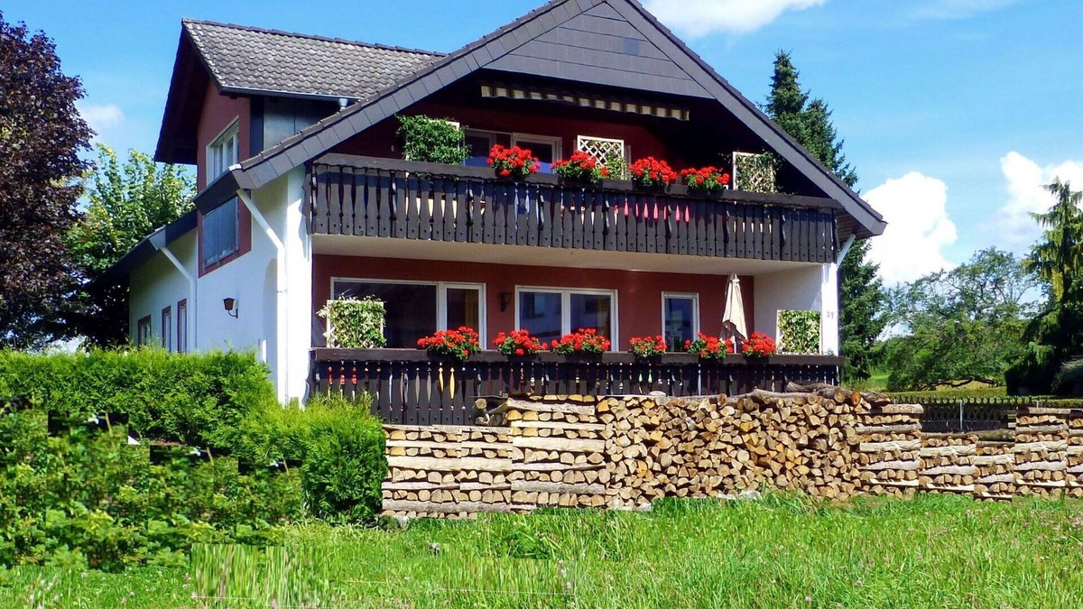 Friesenheim Apartment | Nice apartment for 6 people with WIFI, TV, patio and parking