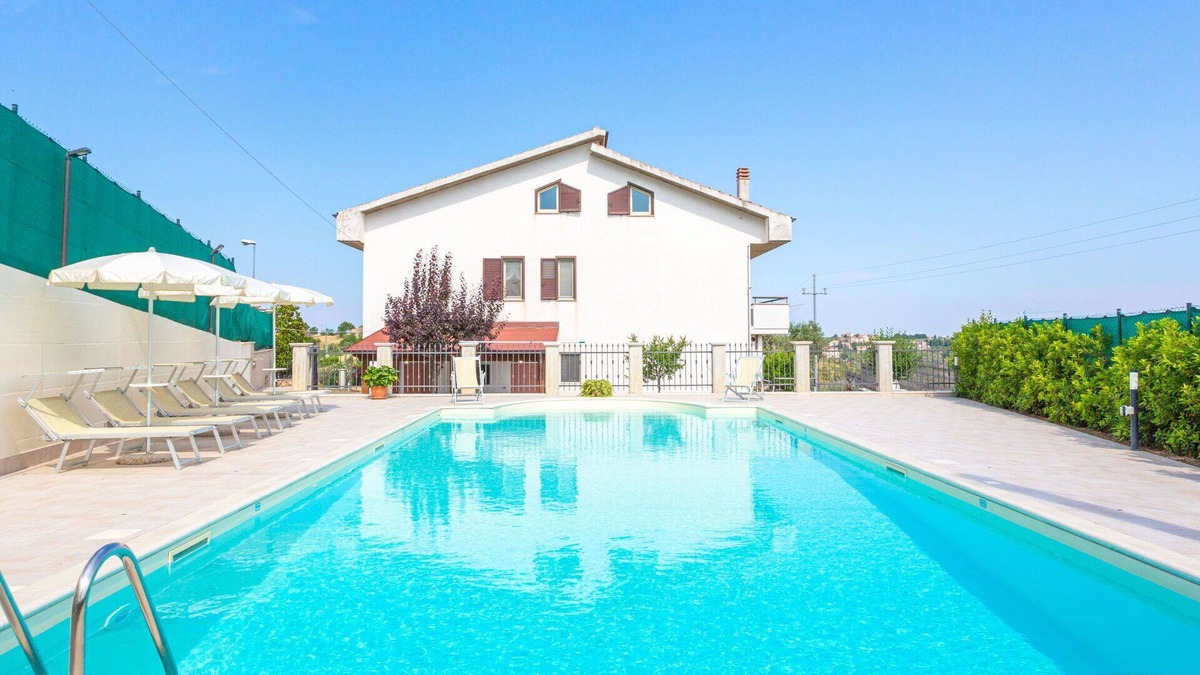 Collecorvino Apartment | Nice apartment for 6 people with private pool, WIFI, A/C, TV, patio, pets allowed and parking