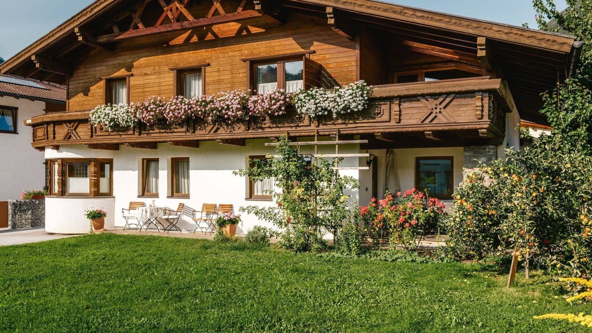 Prutz Apartment | Nice apartment for 7 guests with WIFI, TV, terrace, pets allowed and parking