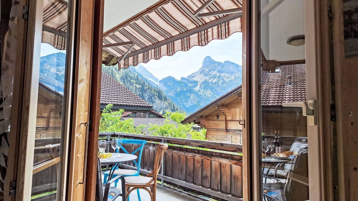 Kandersteg Apartment | Nice apartment for 4 guests with WIFI, TV, balcony, pets allowed, panoramic view and parking
