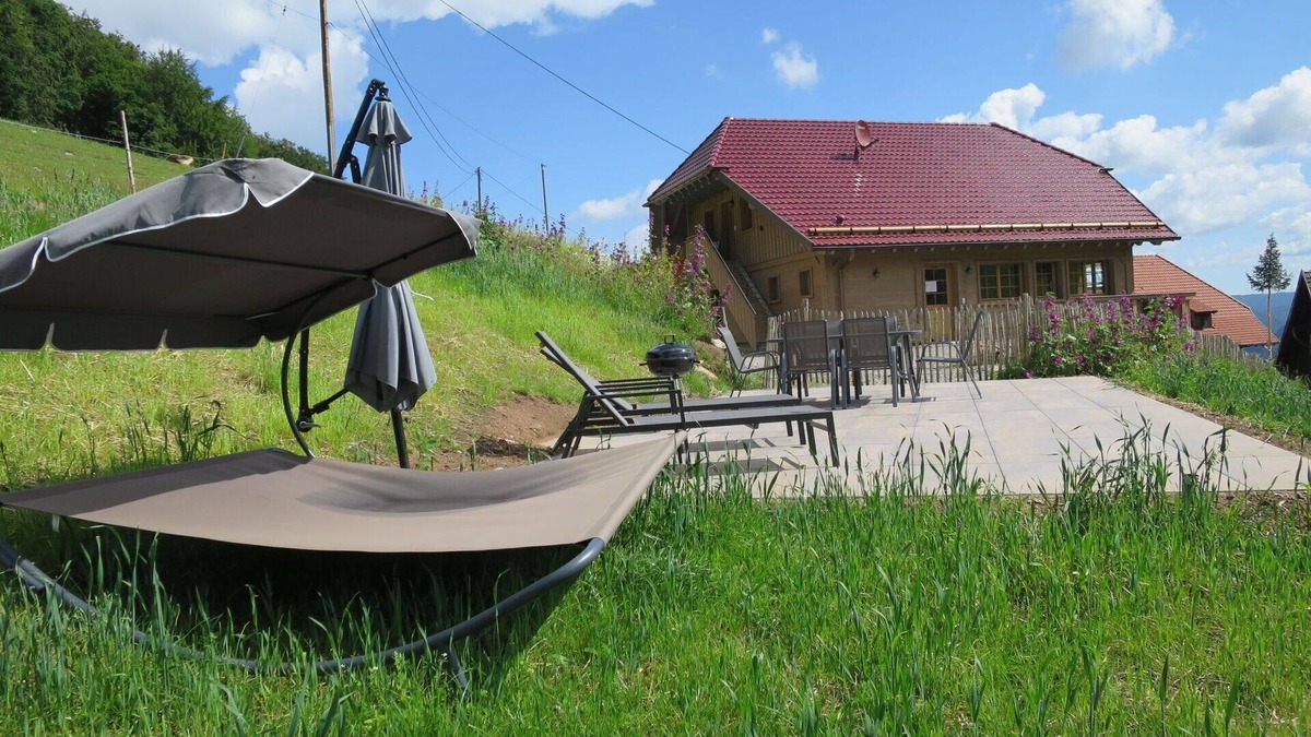 Hofstetten Apartment | Nice apartment for 4 people with WIFI, TV, patio, pets allowed and parking