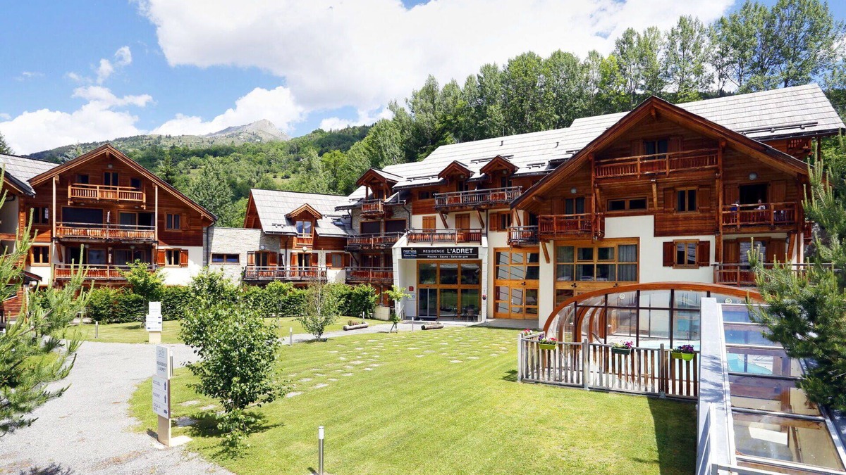 Chantemerle Apartment | Nice apartment for 6 people with pool, WIFI, TV, pets allowed and parking