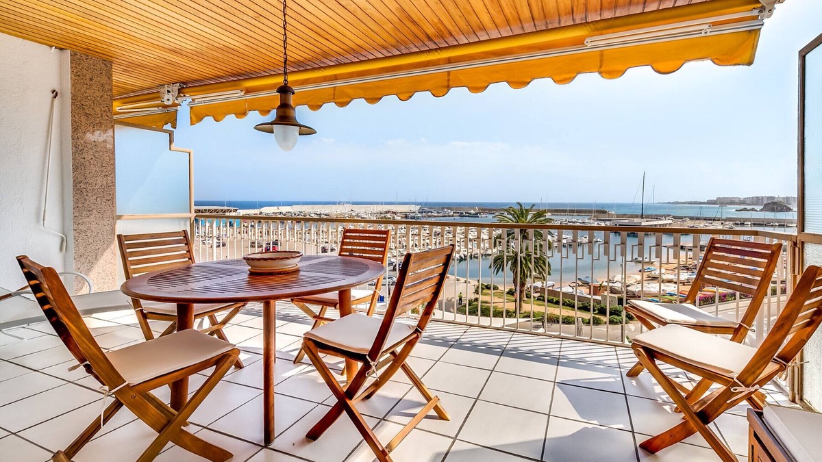 Blanes Apartment | Nice apartment in front of the port of Blanes with spectacular views of the sea. 6 pax, free wifi. Vivalidays Es Blau.